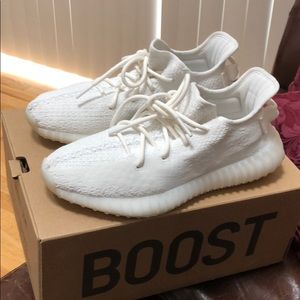 YEEZY BOOST 350 V2 in TRIPLE WHITE (UNISEX)
